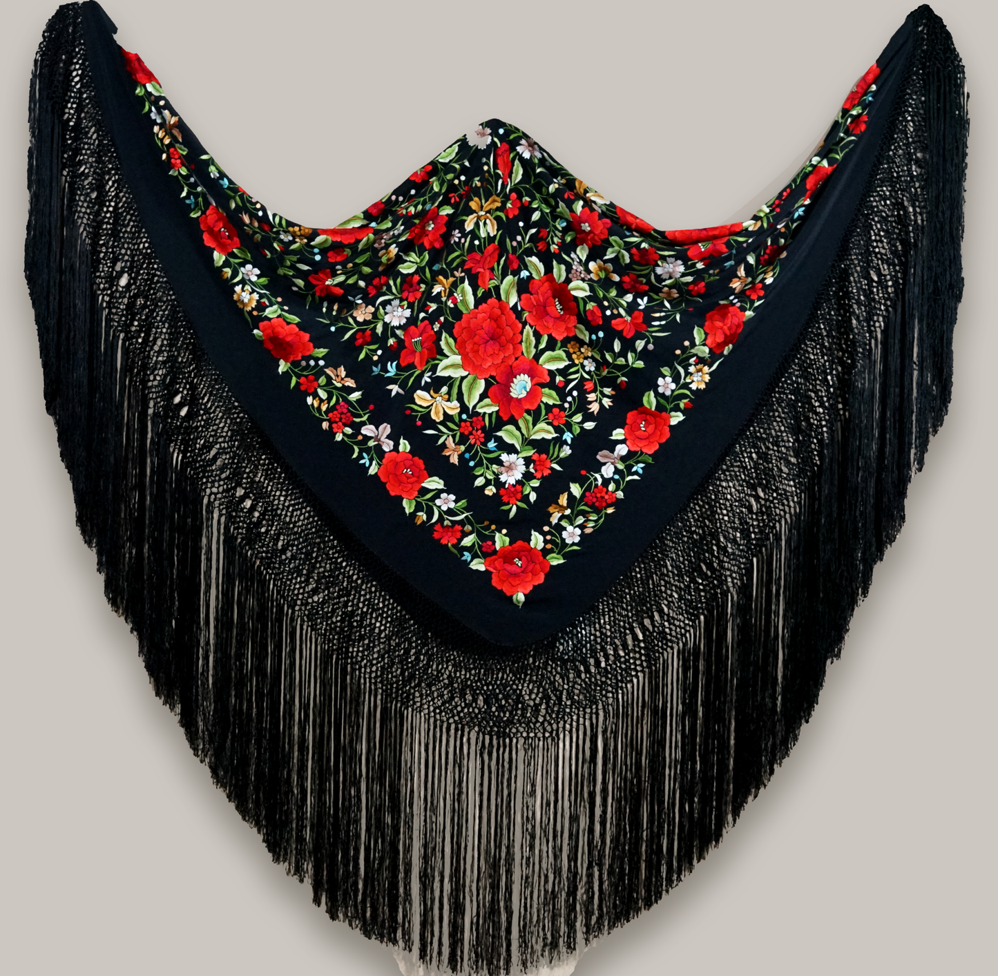 Mantón de seda natural bordado a mano. Artesanía de 135 × 135 cm con fondo negro y bordado multicolor. Personalidad vibrante en una pieza clásica y versátil.