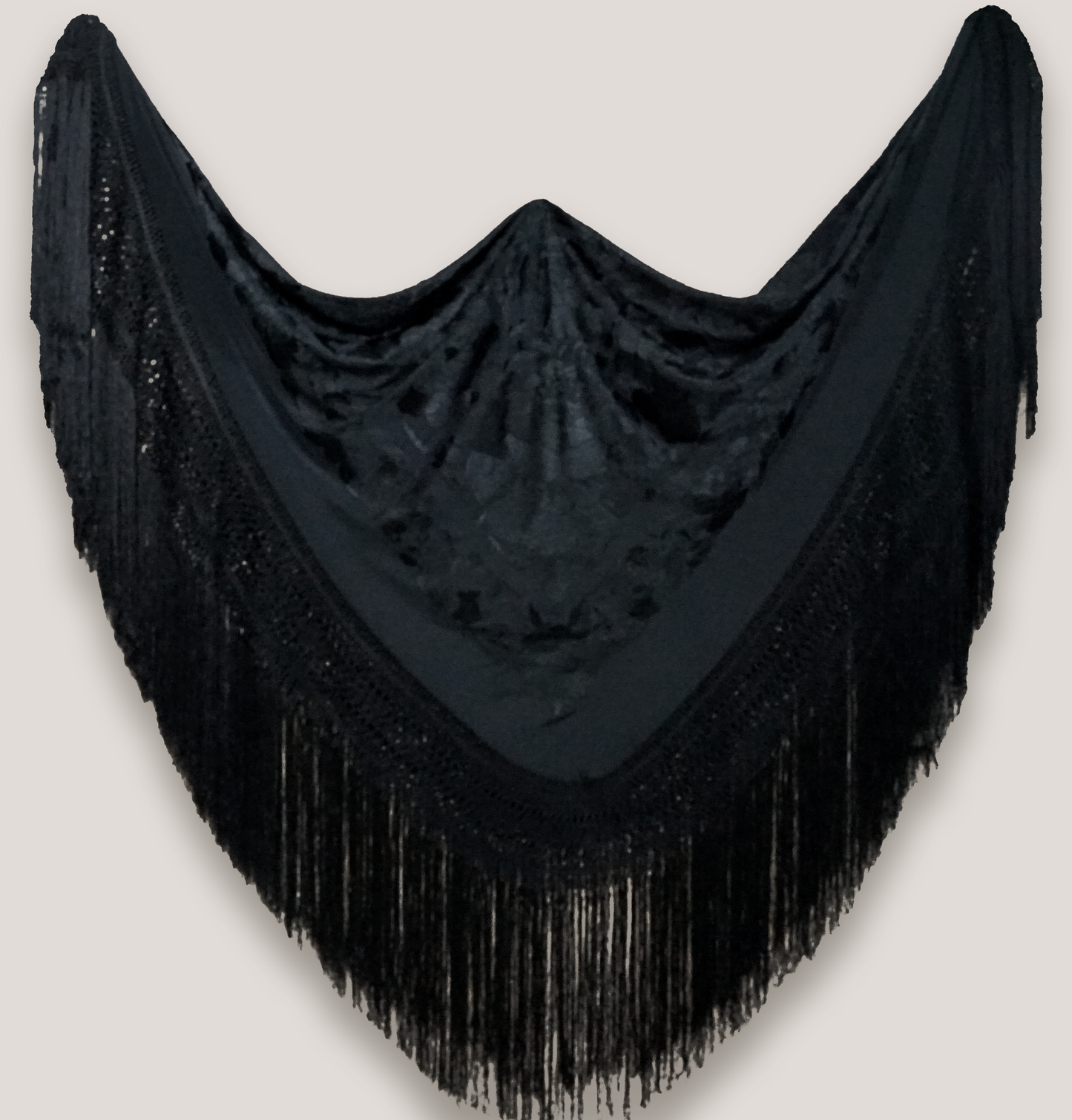 Mantón de seda natural bordado a mano. Pieza clásica de 135 × 135 cm con fondo y bordado negro. Belleza artesanal para destacar con estilo.