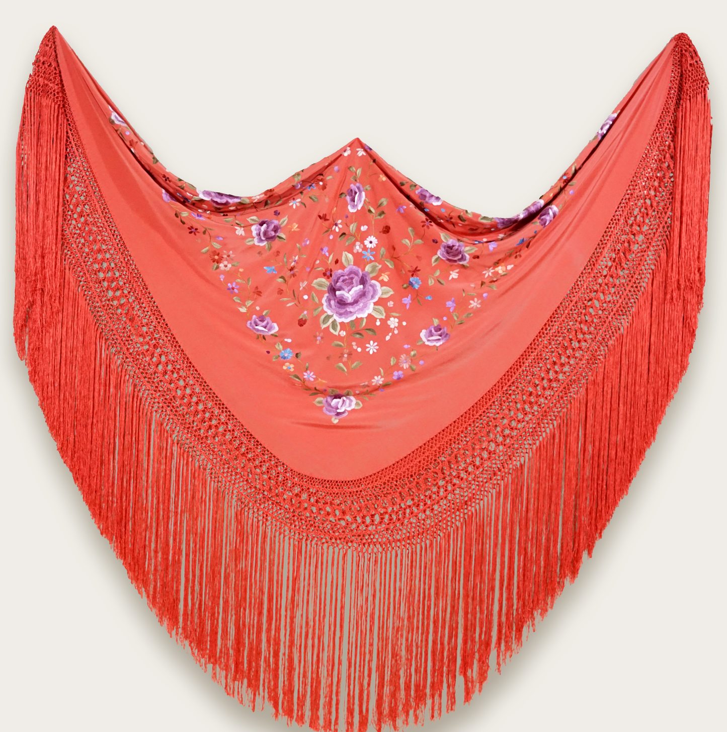 Mantón de seda natural bordado a mano. Color coral vibrante con bordado multicolor. Pieza llamativa de 135 × 135 cm para destacar con estilo.