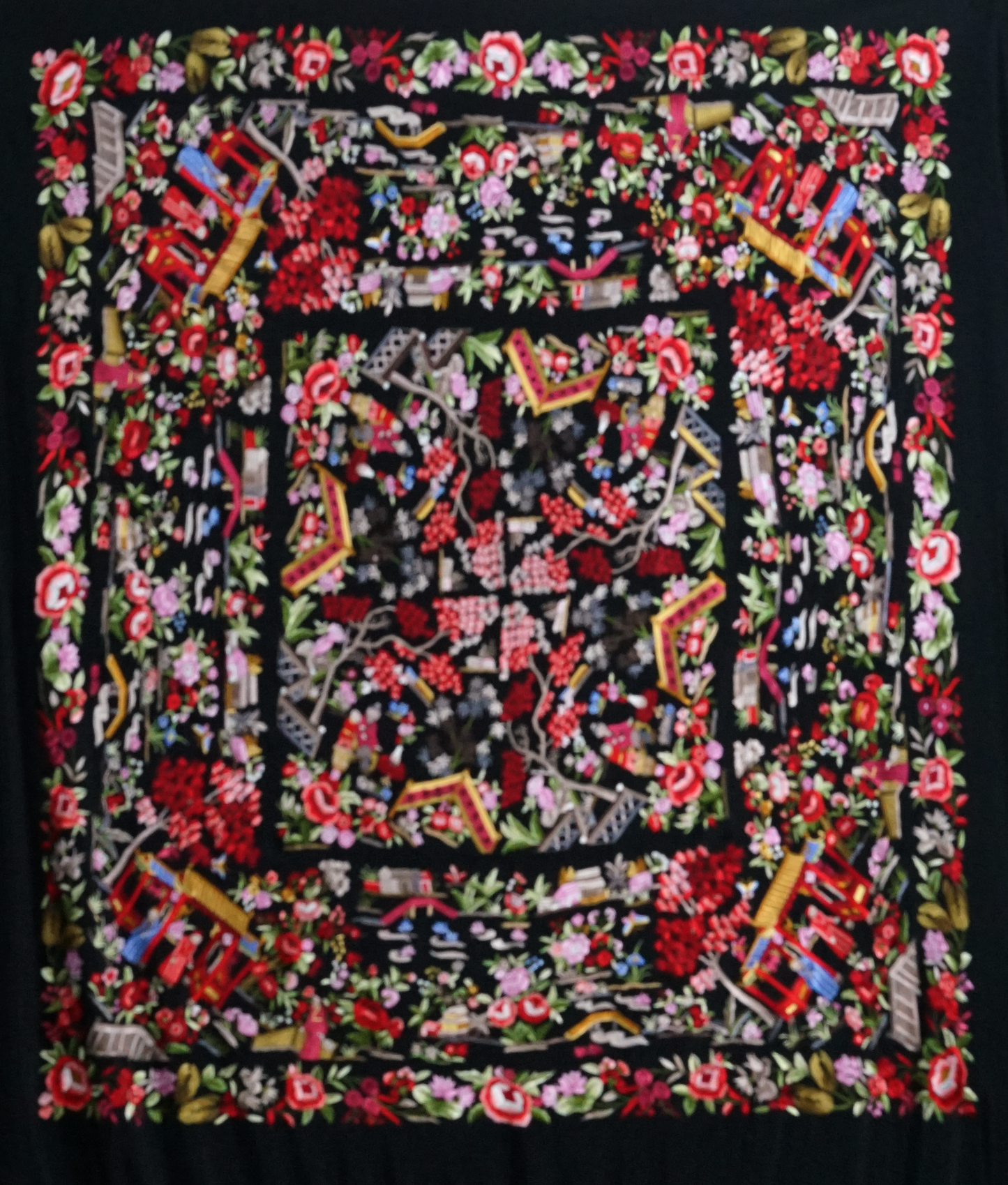 Mantón de seda natural bordado a mano. Modelo grande (135 × 135 cm) con base negra y bordado multicolor. Un clásico reinventado para vestir con arte.