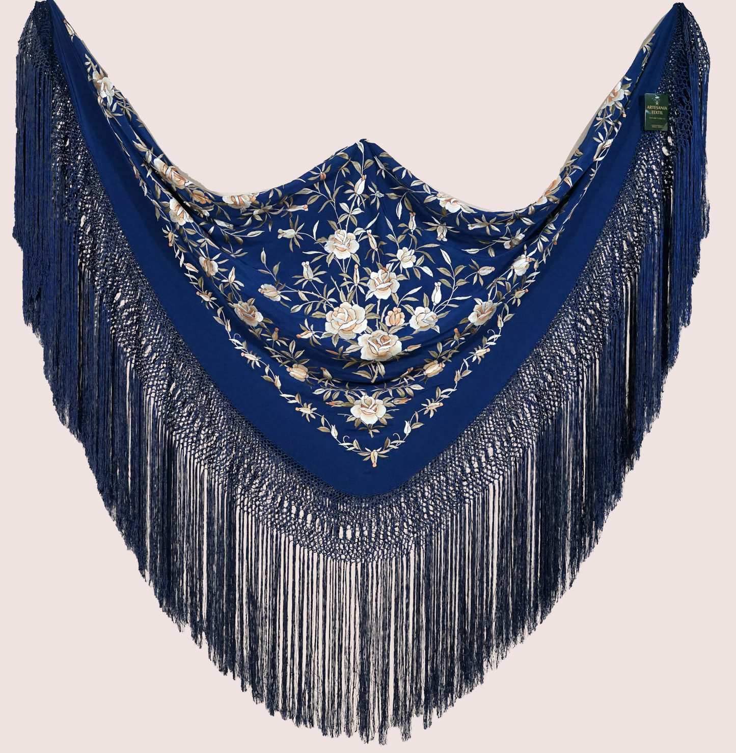 Mantón de seda natural bordado a mano. Diseño en azul marino con bordado multicolor. 135 × 135 cm de elegancia profunda.