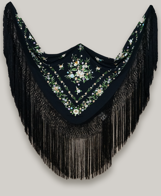 Mantón de seda natural bordado a mano. Clásico fondo negro con bordado multicolor. Formato 135 × 135 cm. Tradición con identidad.