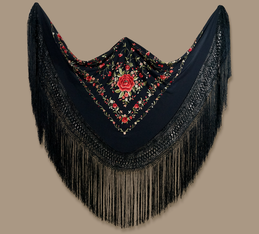 Mantón de seda natural bordado a mano. Diseño elegante de 135 × 135 cm. Seda negra con bordado multicolor para estilismos sofisticados y versátiles.