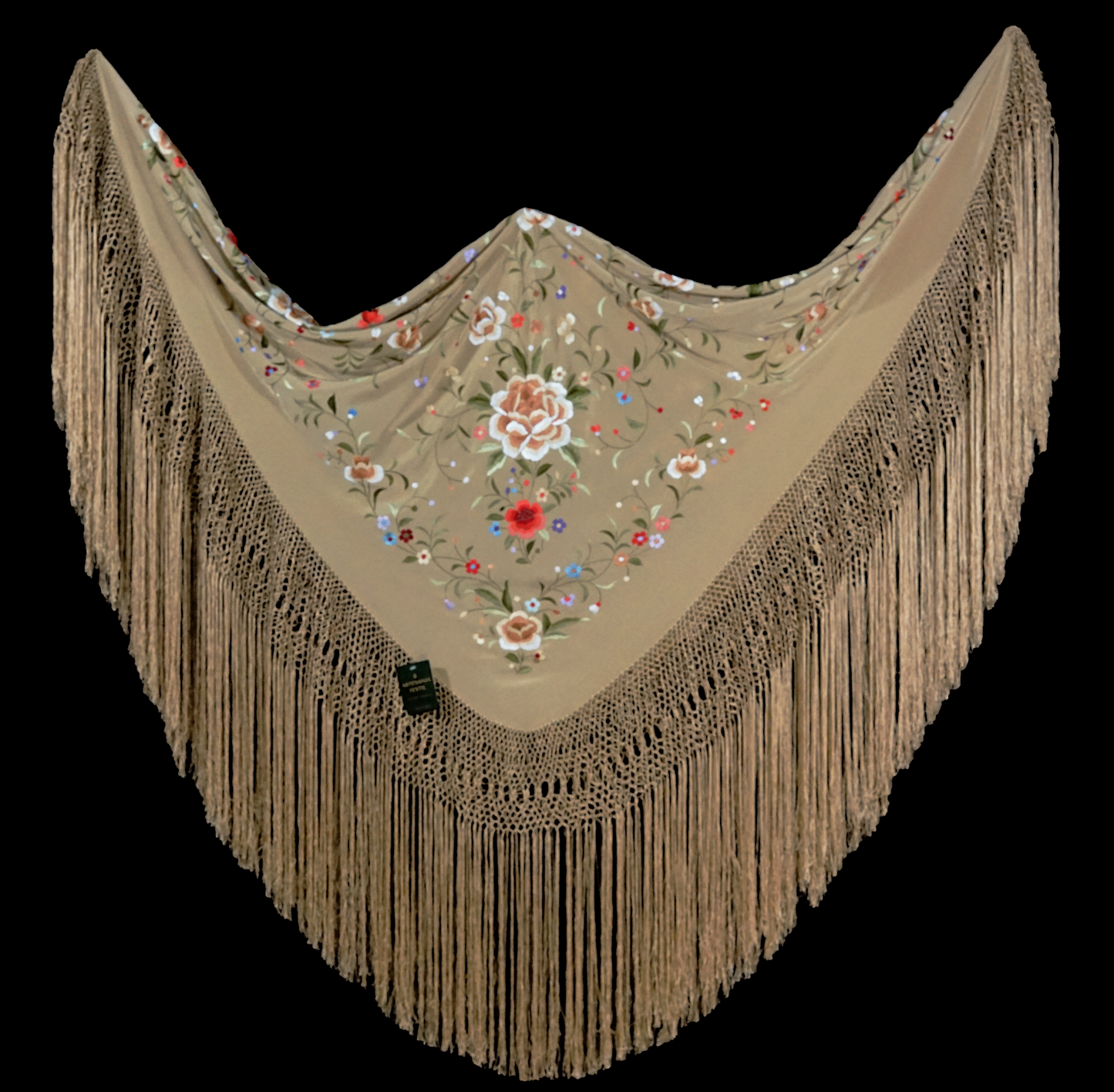 Mantón de seda natural bordado a mano. Tono tostado con bordado multicolor en 135 × 135 cm. Artesanía suave con carácter.