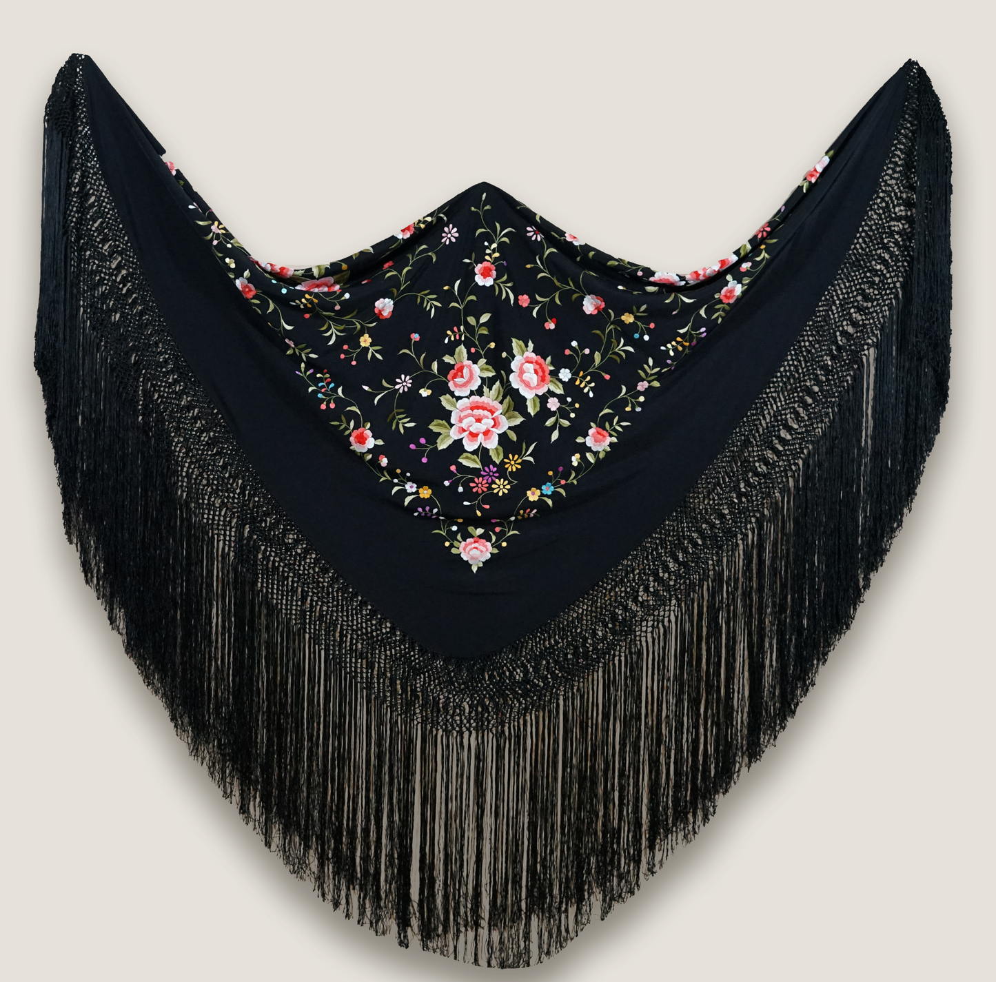 Mantón de seda natural bordado a mano. Pieza artesanal en negro con bordado multicolor. Diseño de 135 × 135 cm con fuerza visual y tradición.