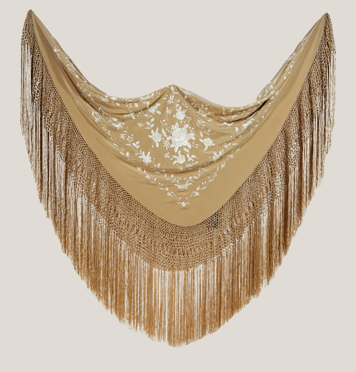 Mantón de seda natural bordado a mano. Pieza en seda tostada con bordado al tono. Formato 135 × 135 cm. Armonía neutra con identidad.