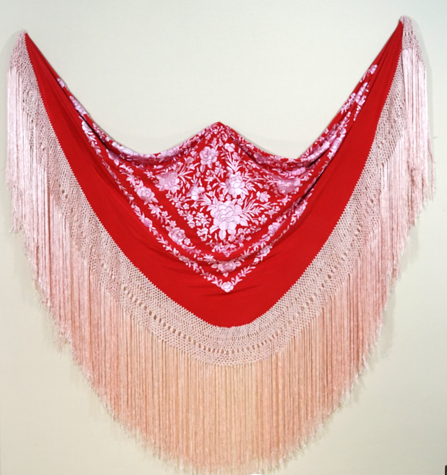 Mantón de seda natural bordado a mano. Diseño original en fondo rojo con bordado rosa palo. Artesanía delicada en gran formato.