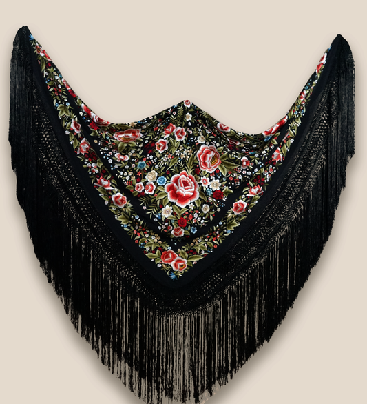 Mantón de seda natural bordado a mano. Artesanía en gran formato (150 × 150 cm) con fondo negro y bordado multicolor. Ideal para ocasiones especiales con un toque solemne y vibrante.