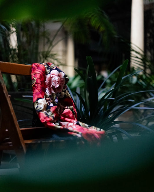 mantón de seda artesanal, mantón bordado a mano, artesanía textil, mantón tradicional español, bordado floral, seda bordada, mantón de flores