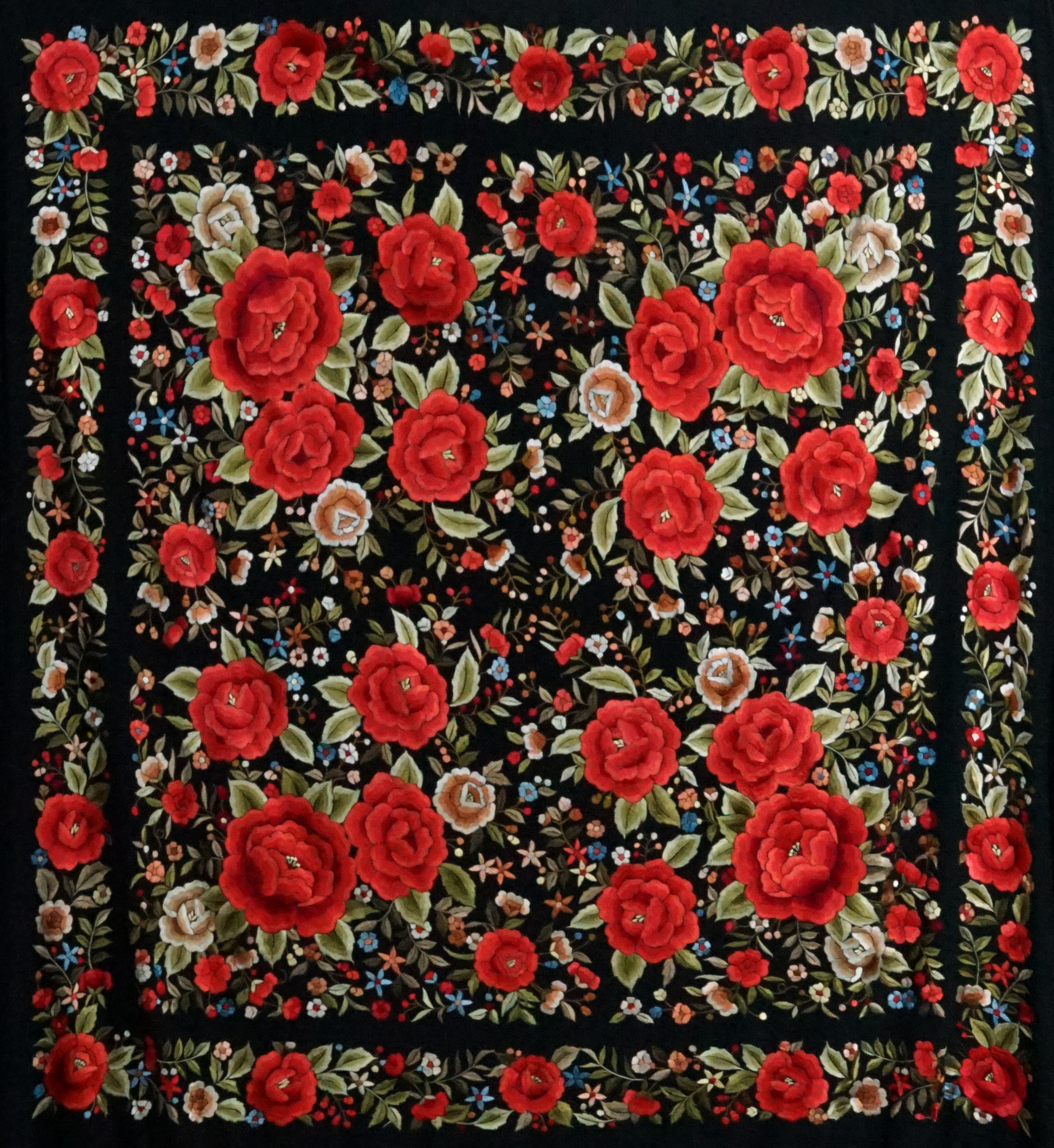 Mantón de seda natural bordado a mano. Diseño exclusivo en seda negra de 135 × 135 cm, con bordado multicolor que realza su presencia. Tradición viva con un toque contemporáneo.