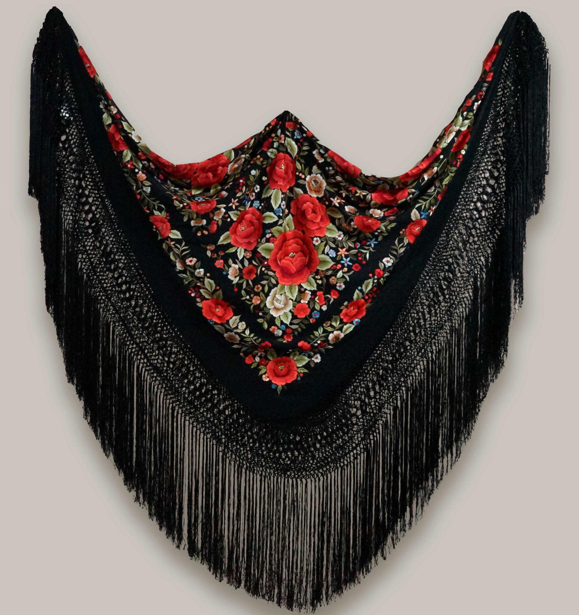 Mantón de seda natural bordado a mano. Diseño exclusivo en seda negra de 135 × 135 cm, con bordado multicolor que realza su presencia. Tradición viva con un toque contemporáneo.