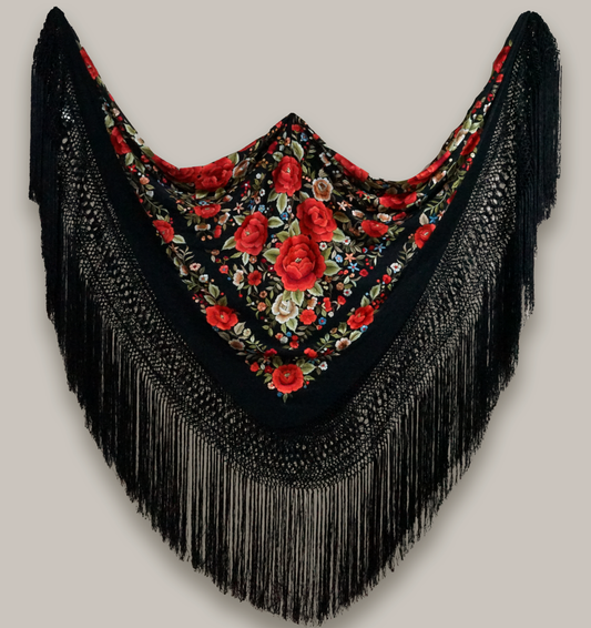 Mantón de seda natural bordado a mano. Diseño exclusivo en seda negra de 135 × 135 cm, con bordado multicolor que realza su presencia. Tradición viva con un toque contemporáneo.