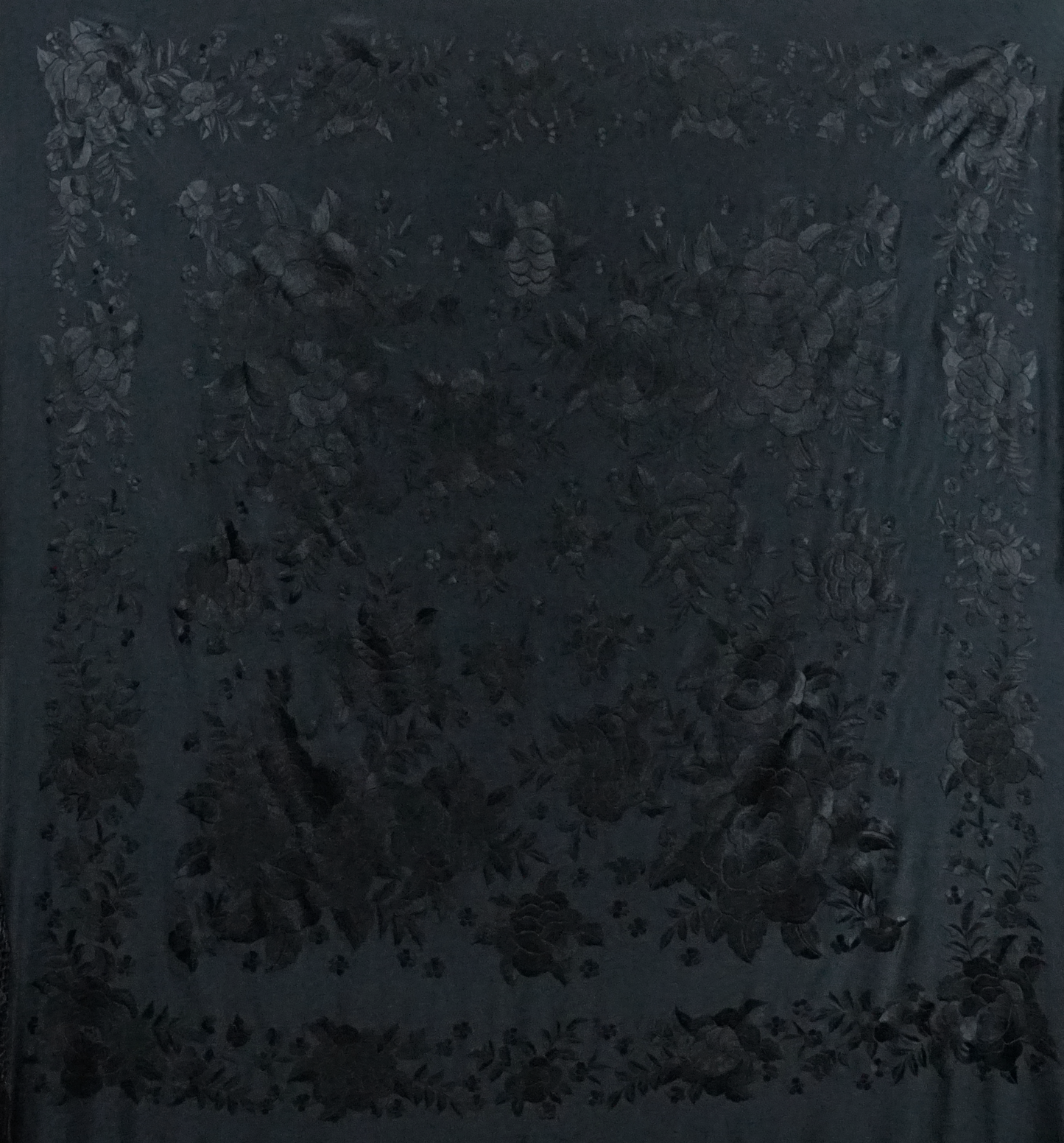 Mantón de seda natural bordado a mano. Artesanía de 135 × 135 cm negro monocromático.