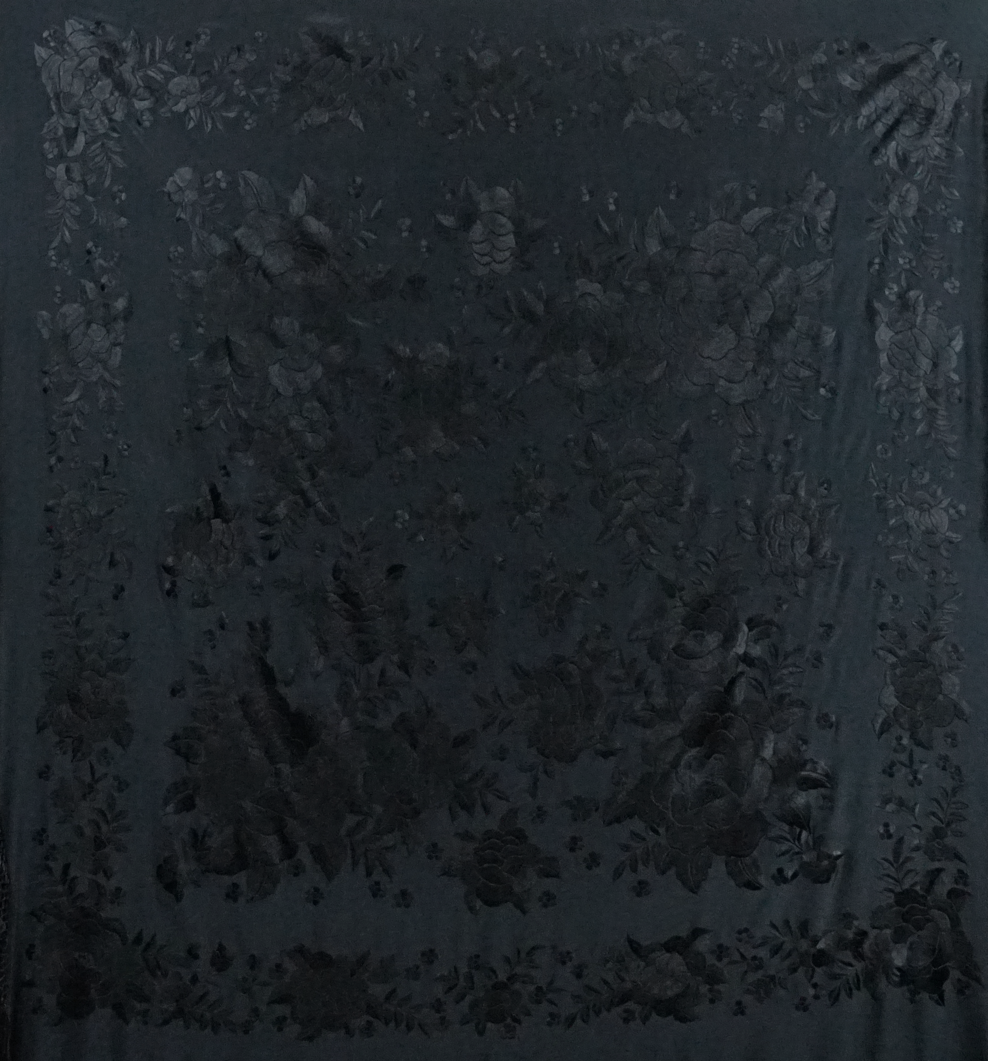 Mantón de seda natural bordado a mano. Artesanía de 135 × 135 cm negro monocromático.