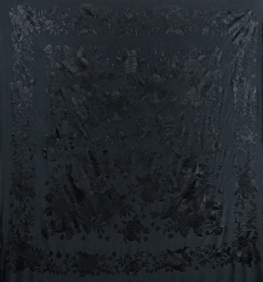Mantón de seda natural bordado a mano. Artesanía de 135 × 135 cm negro monocromático.