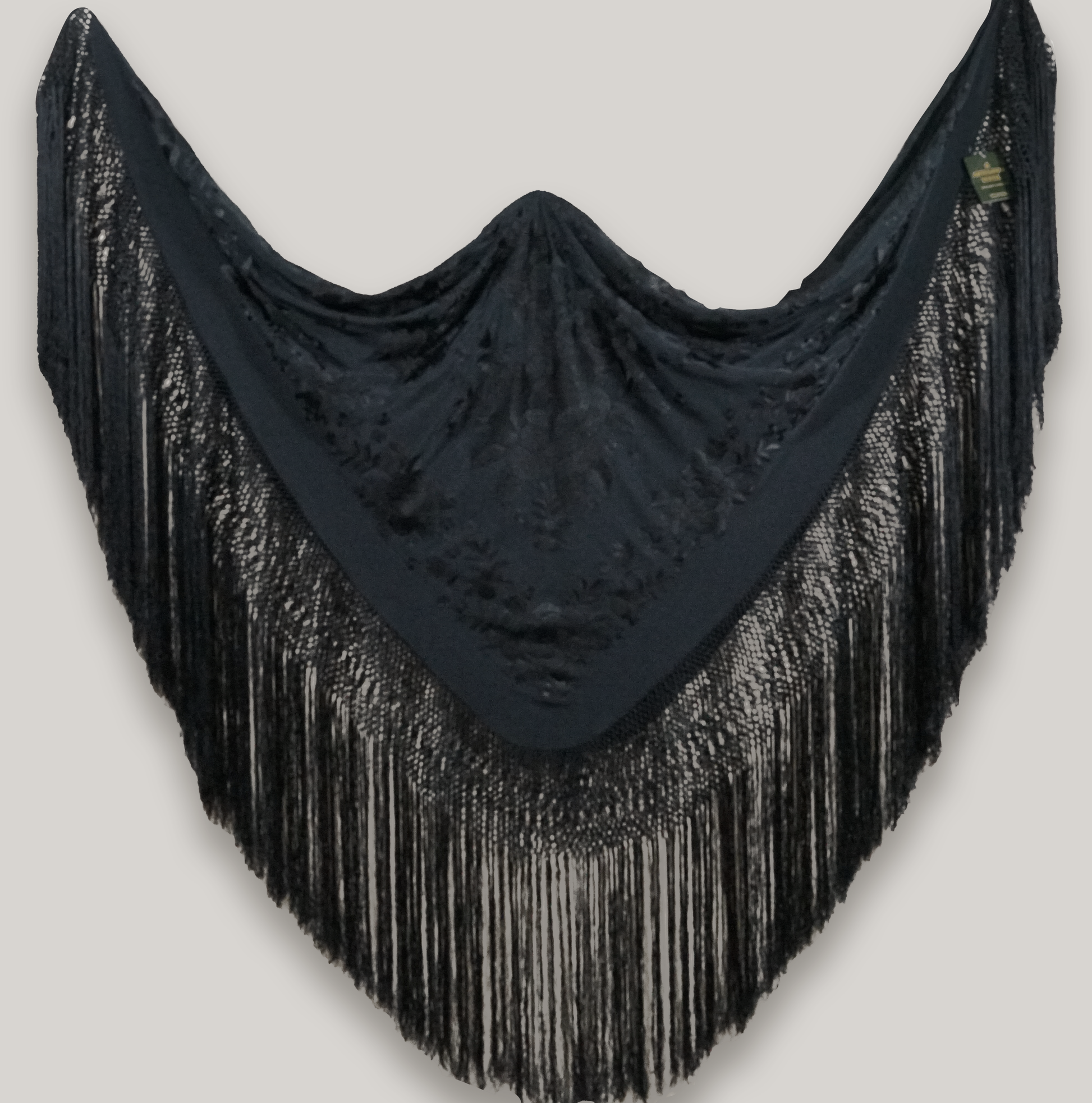 Mantón de seda natural bordado a mano. Artesanía de 135 × 135 cm negro monocromático.
