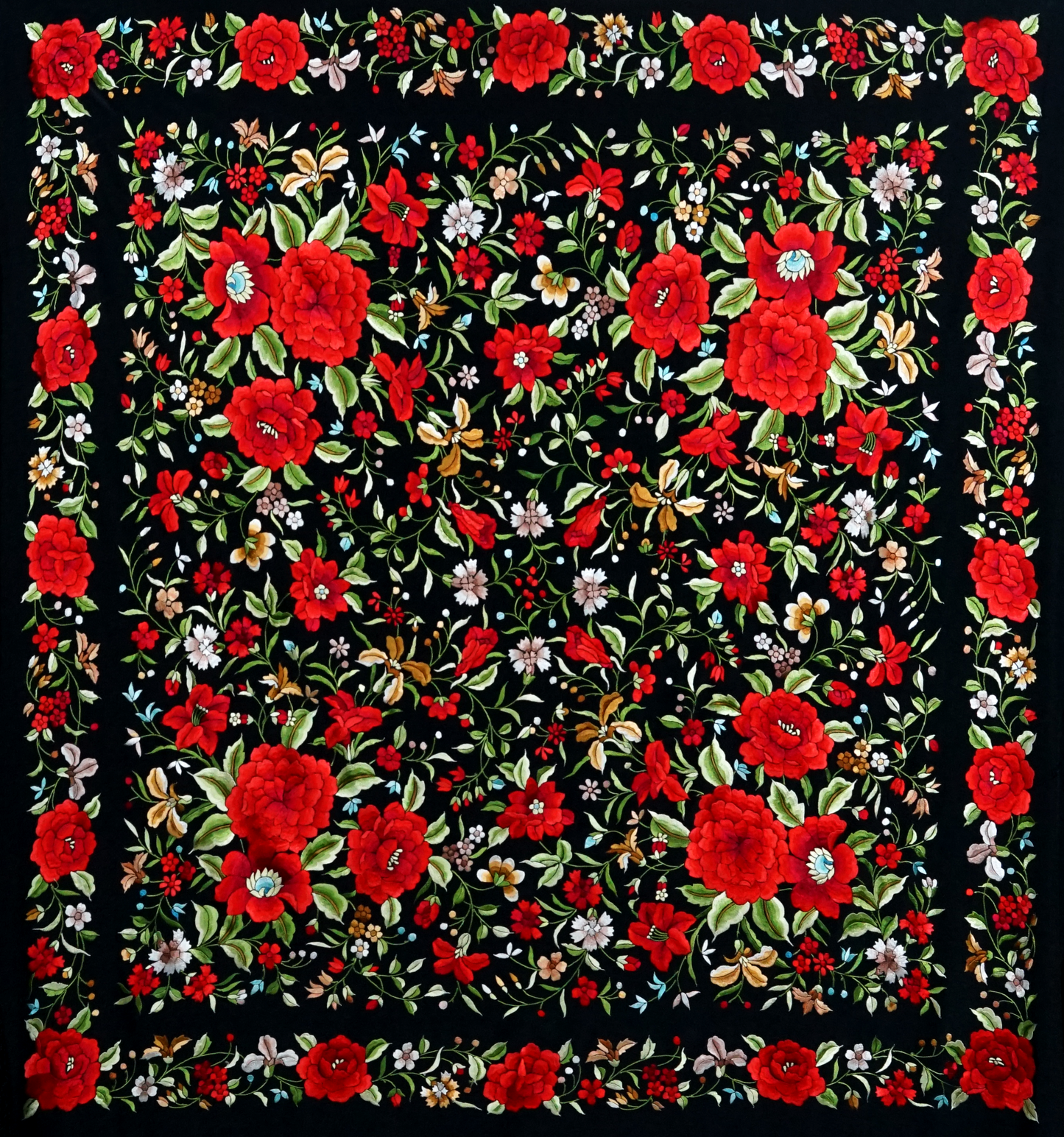 Mantón de seda natural bordado a mano. Artesanía de 135 × 135 cm con fondo negro y bordado multicolor. Personalidad vibrante en una pieza clásica y versátil.