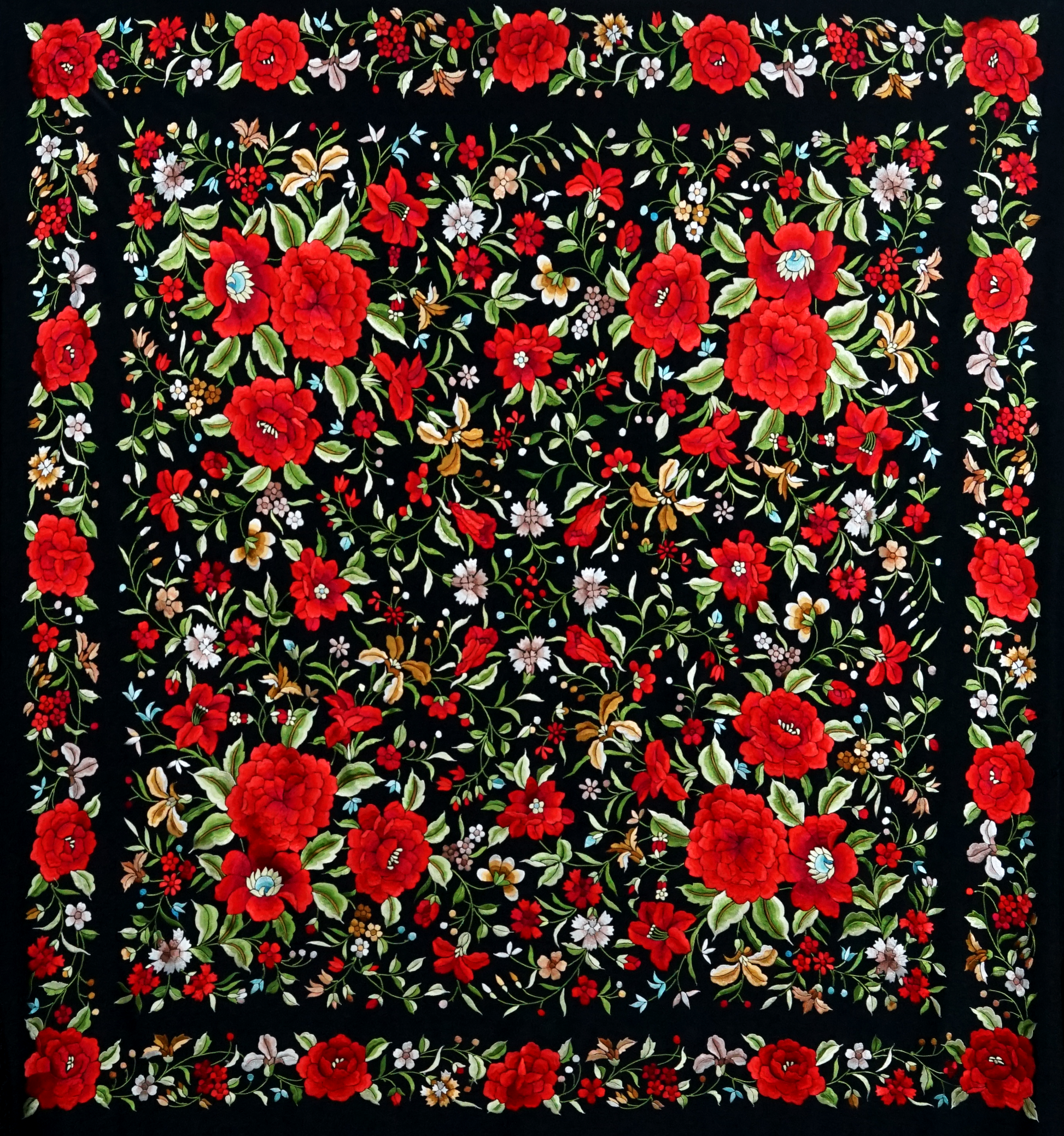 Mantón de seda natural bordado a mano. Artesanía de 135 × 135 cm con fondo negro y bordado multicolor. Personalidad vibrante en una pieza clásica y versátil.