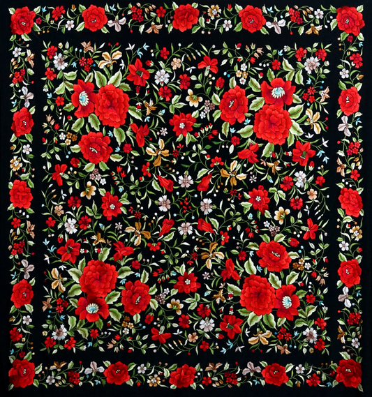 Mantón de seda natural bordado a mano. Artesanía de 135 × 135 cm con fondo negro y bordado multicolor. Personalidad vibrante en una pieza clásica y versátil.