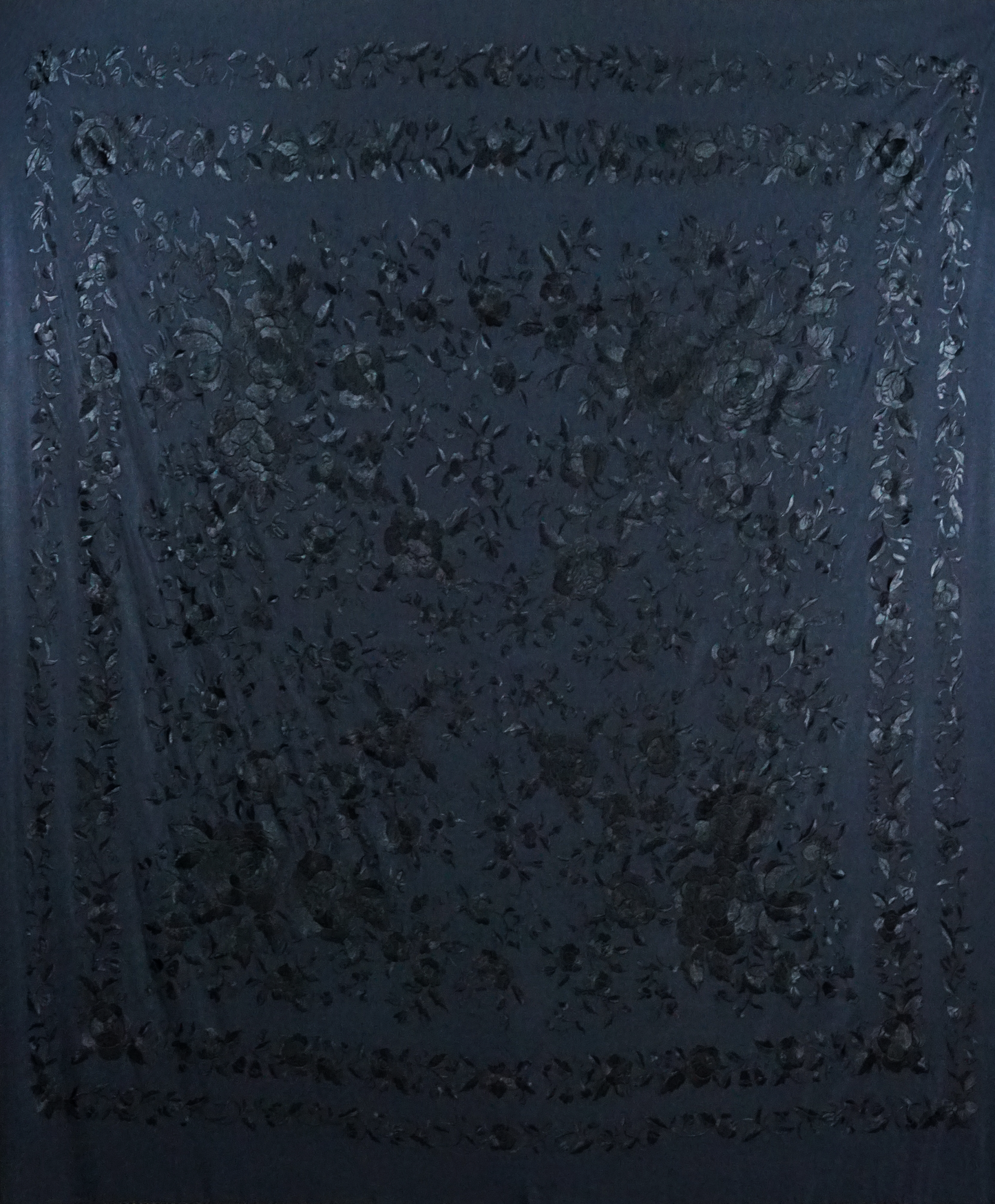 Mantón de seda natural bordado a mano. Modelo 135 × 135 cm en negro sobre negro. Elegancia discreta y sobria para vestir con distinción.