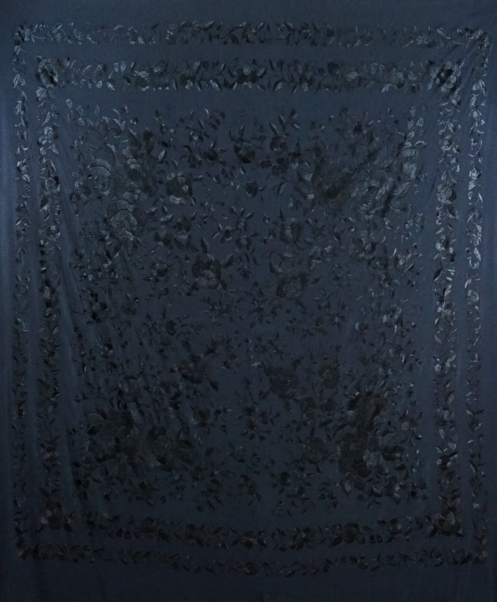 Mantón de seda natural bordado a mano. Modelo 135 × 135 cm en negro sobre negro. Elegancia discreta y sobria para vestir con distinción.