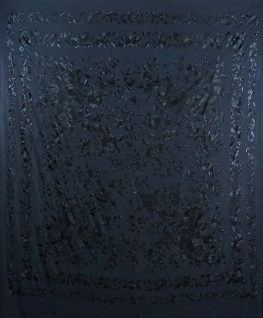 Mantón de seda natural bordado a mano. Modelo 135 × 135 cm en negro sobre negro. Elegancia discreta y sobria para vestir con distinción.