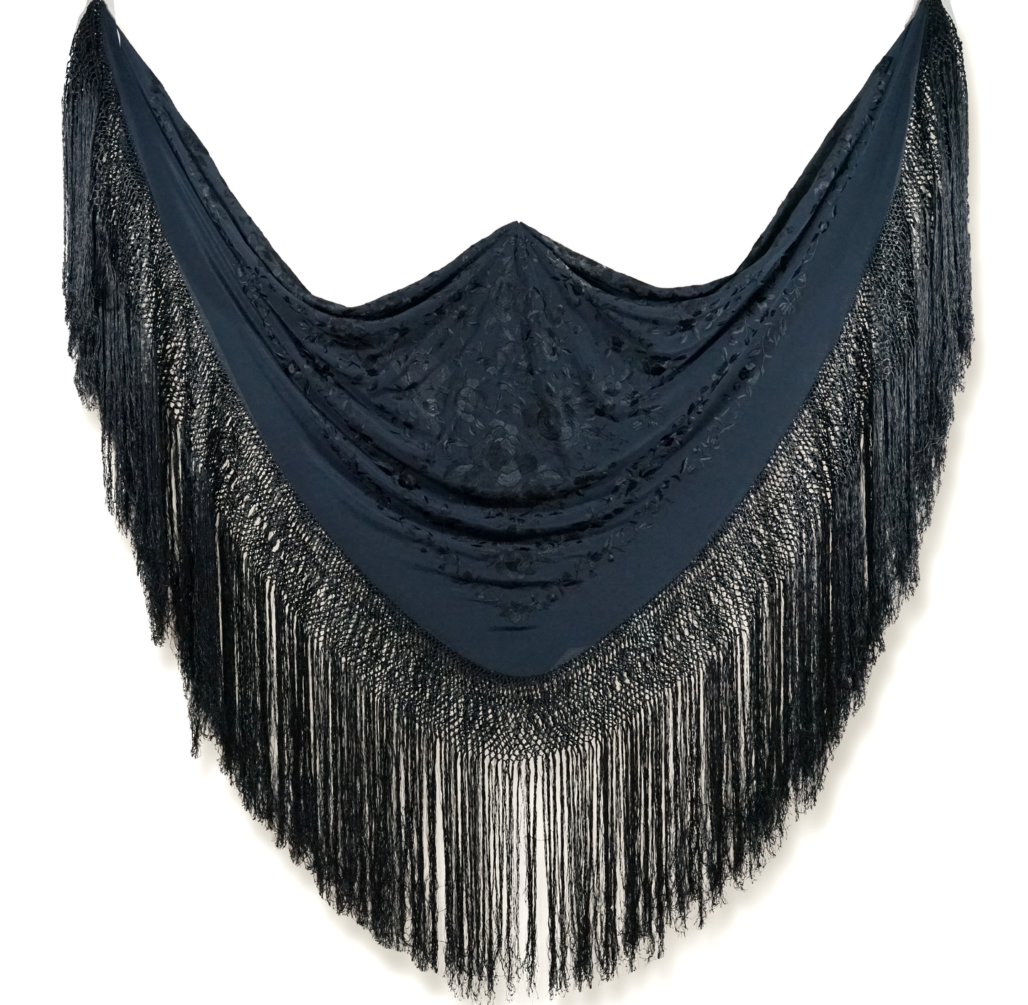 Mantón de seda natural bordado a mano. Modelo 135 × 135 cm en negro sobre negro. Elegancia discreta y sobria para vestir con distinción.