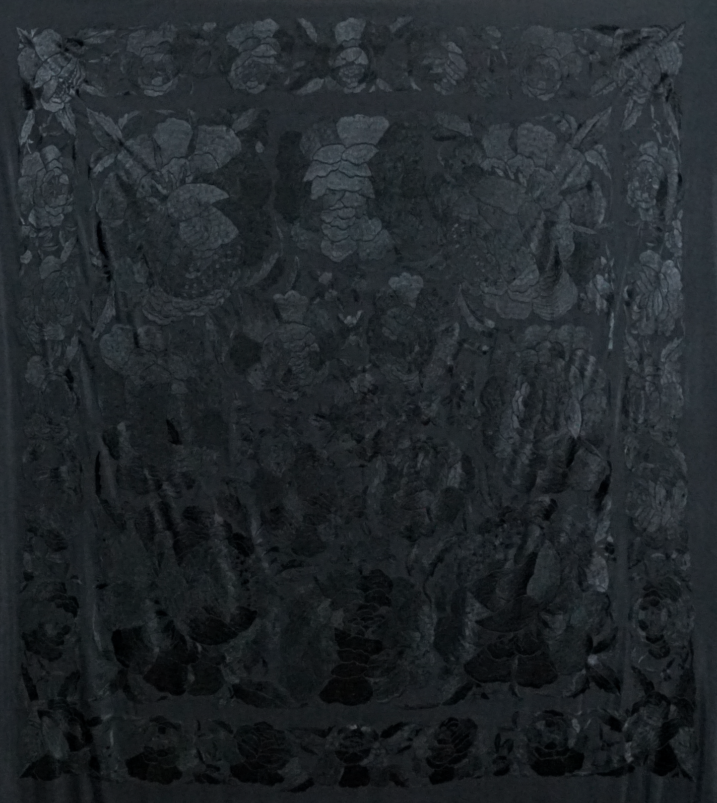 Mantón de seda natural bordado a mano. Pieza clásica de 135 × 135 cm con fondo y bordado negro. Belleza artesanal para destacar con estilo.