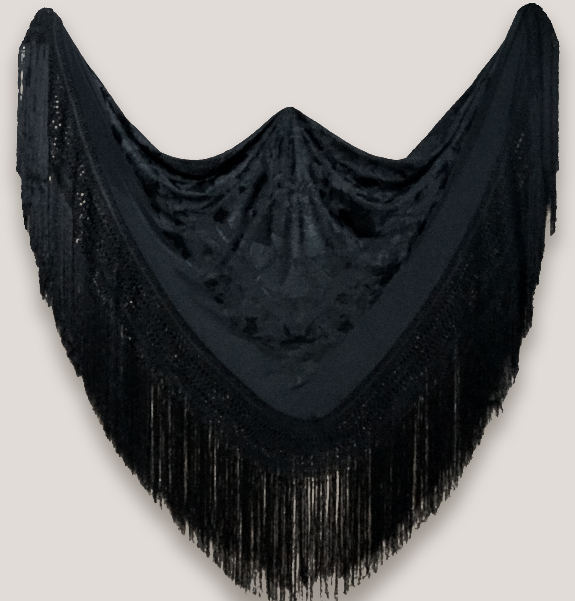 Mantón de seda natural bordado a mano. Pieza clásica de 135 × 135 cm con fondo y bordado negro. Belleza artesanal para destacar con estilo.