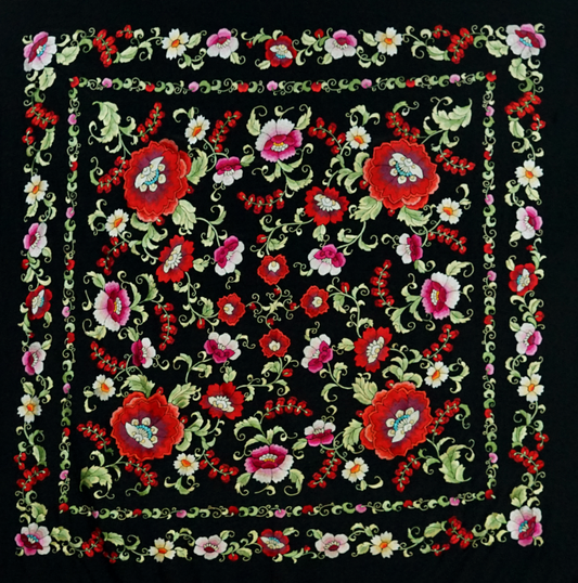Mantón de seda natural bordado a mano. Diseño clásico de 135 × 135 cm con base negra y bordado multicolor. Ideal para realzar cualquier conjunto
