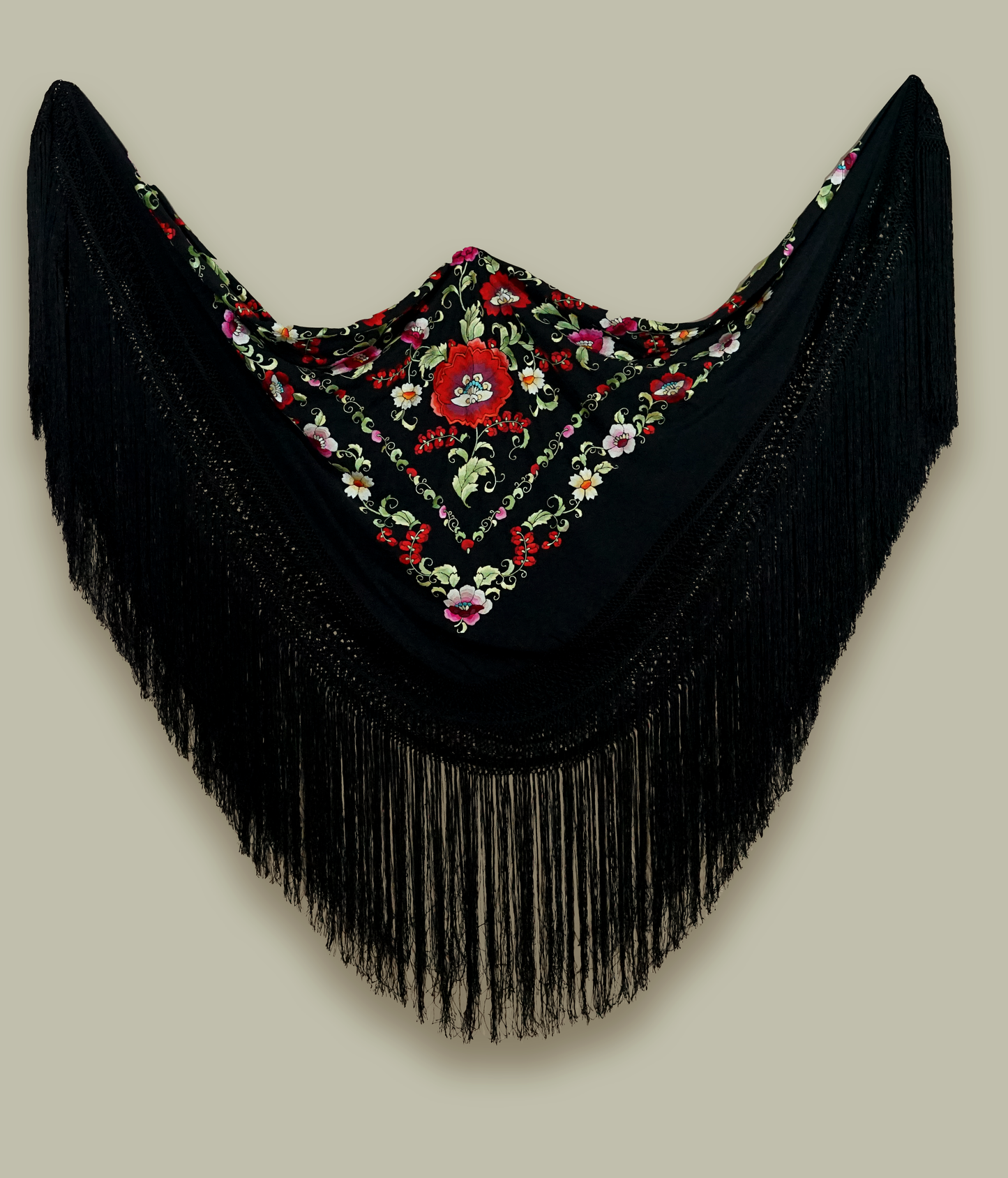 Mantón de seda natural bordado a mano. Diseño clásico de 135 × 135 cm con base negra y bordado multicolor. Ideal para realzar cualquier conjunto