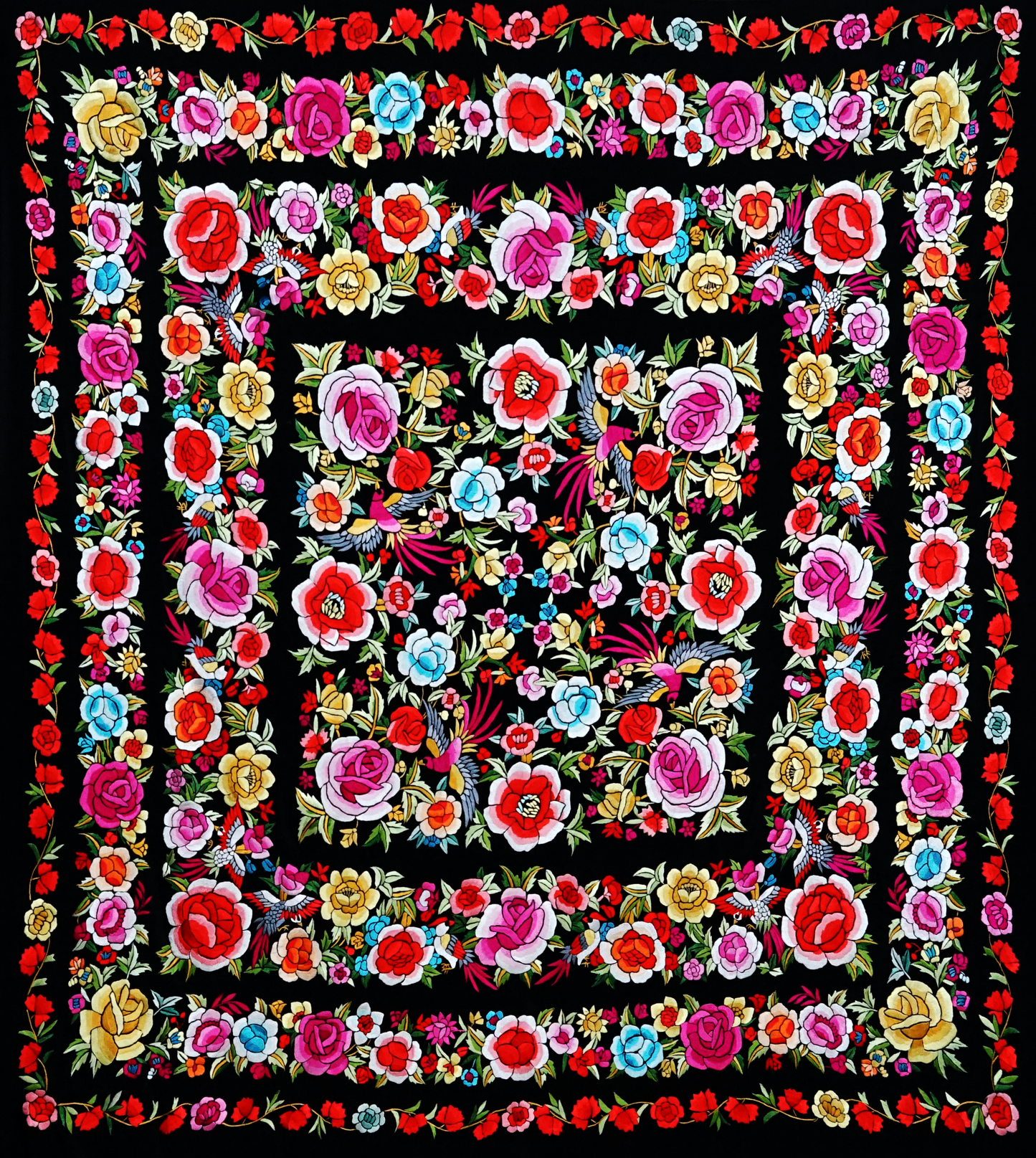 Mantón de seda natural bordado a mano. Pieza clásica de 135 × 135 cm con fondo negro y bordado multicolor. Belleza artesanal para destacar con estilo.