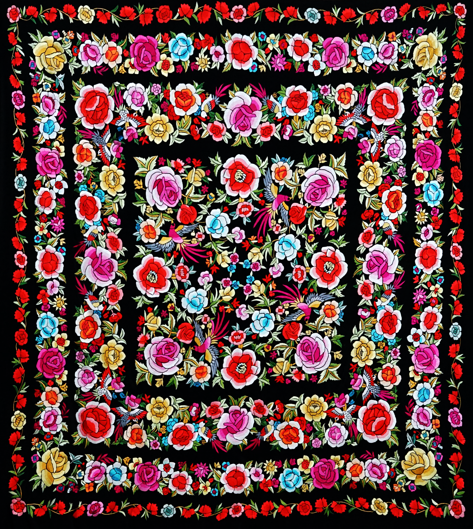 Mantón de seda natural bordado a mano. Pieza clásica de 135 × 135 cm con fondo negro y bordado multicolor. Belleza artesanal para destacar con estilo.