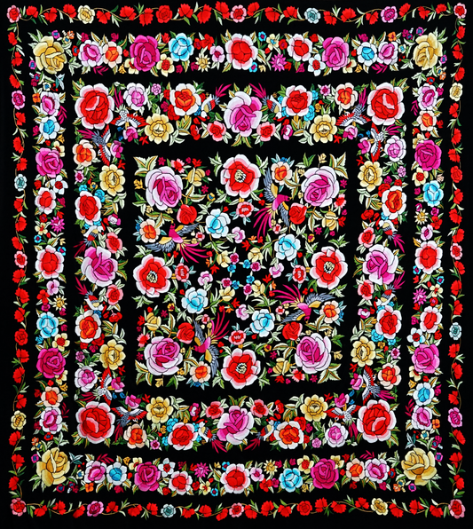 Mantón de seda natural bordado a mano. Pieza clásica de 135 × 135 cm con fondo negro y bordado multicolor. Belleza artesanal para destacar con estilo.