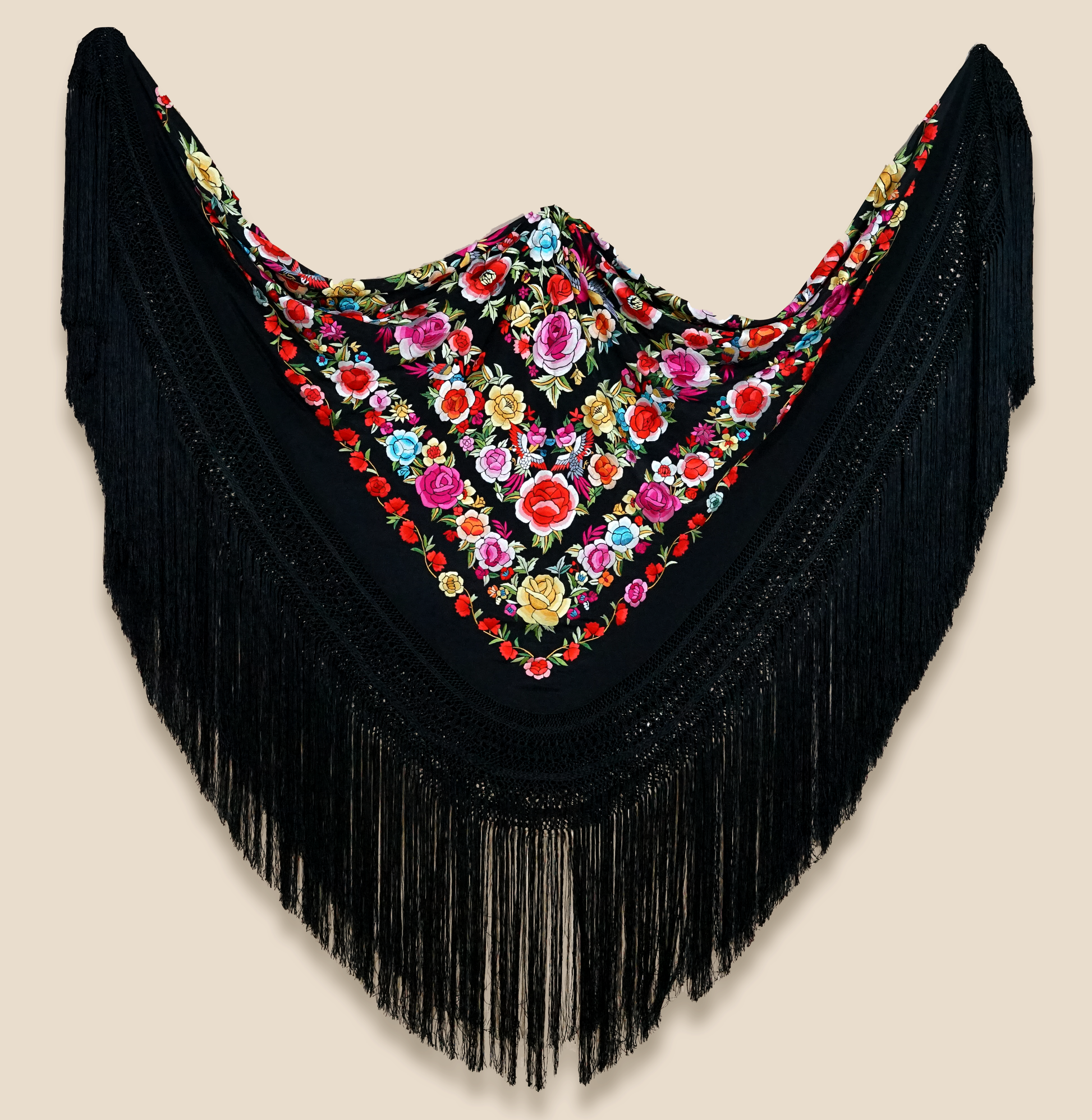 Mantón de seda natural bordado a mano. Pieza clásica de 135 × 135 cm con fondo negro y bordado multicolor. Belleza artesanal para destacar con estilo.