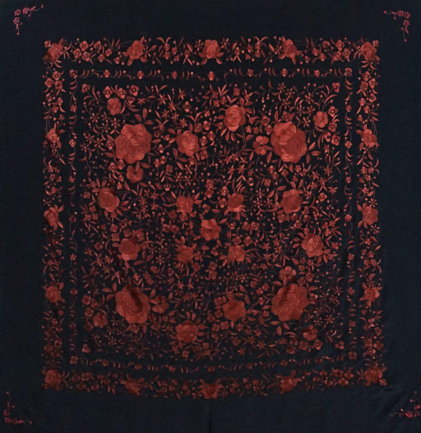 Mantón de seda natural bordado a mano. Seda negra con bordado marrón. 135 × 135 cm de sobriedad y elegancia.