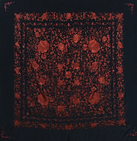Mantón de seda natural bordado a mano. Seda negra con bordado marrón. 135 × 135 cm de sobriedad y elegancia.
