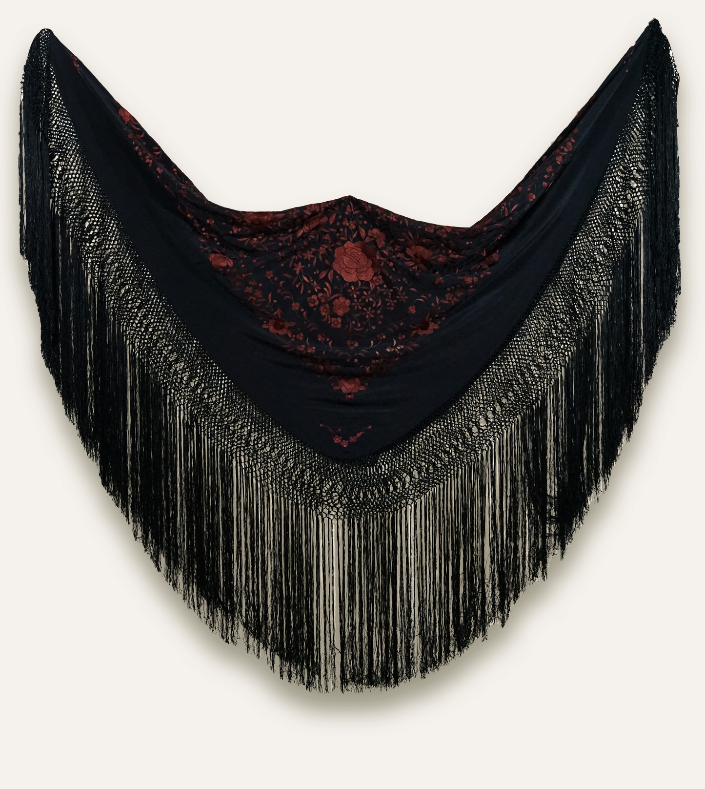 Mantón de seda natural bordado a mano. Seda negra con bordado marrón. 135 × 135 cm de sobriedad y elegancia.