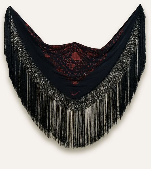 Mantón de seda natural bordado a mano. Seda negra con bordado marrón. 135 × 135 cm de sobriedad y elegancia.