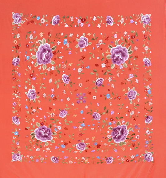 Mantón de seda natural bordado a mano. Color coral vibrante con bordado multicolor. Pieza llamativa de 135 × 135 cm para destacar con estilo.