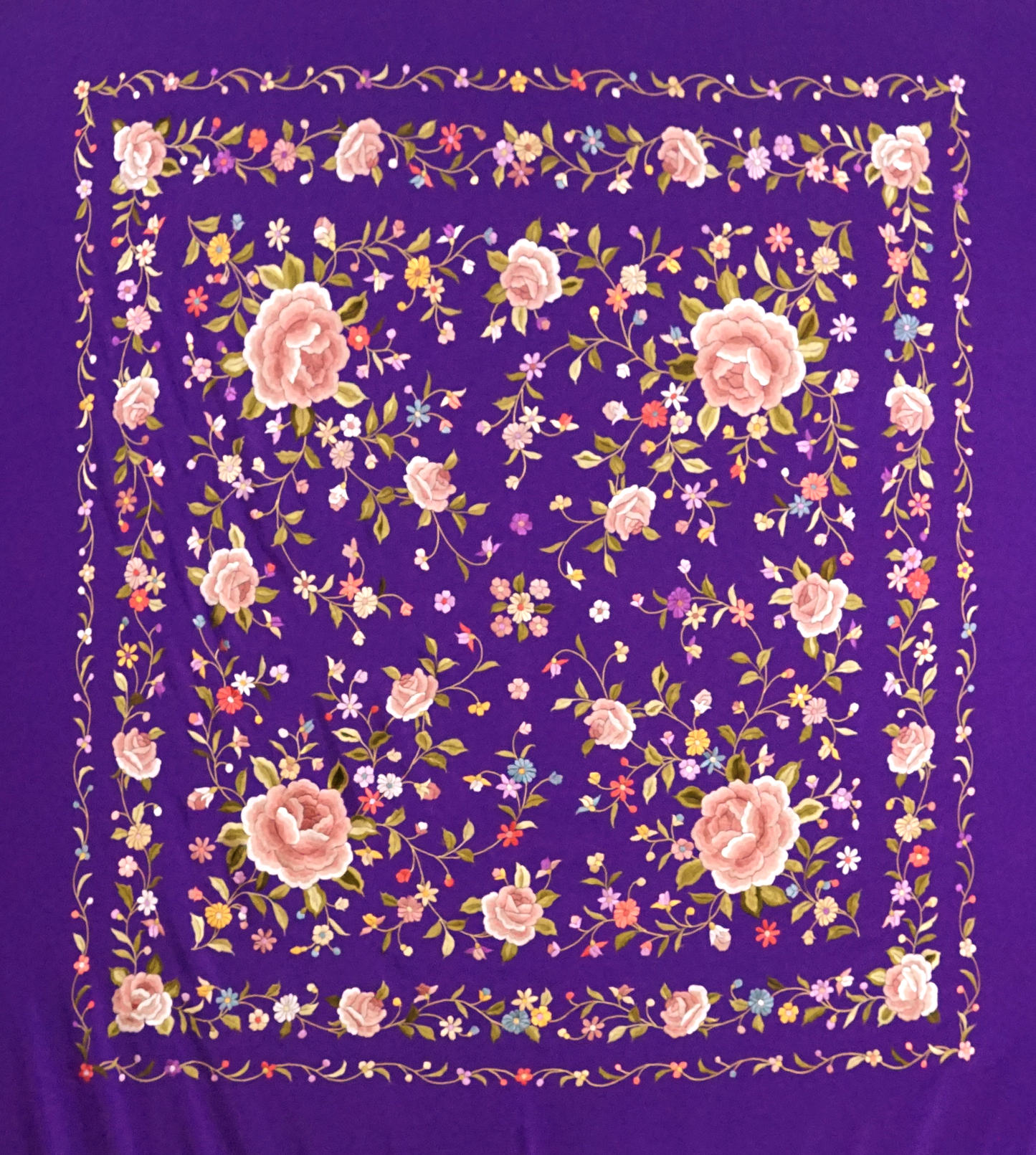 Mantón de seda natural bordado a mano. Fondo morado intenso multicolor.