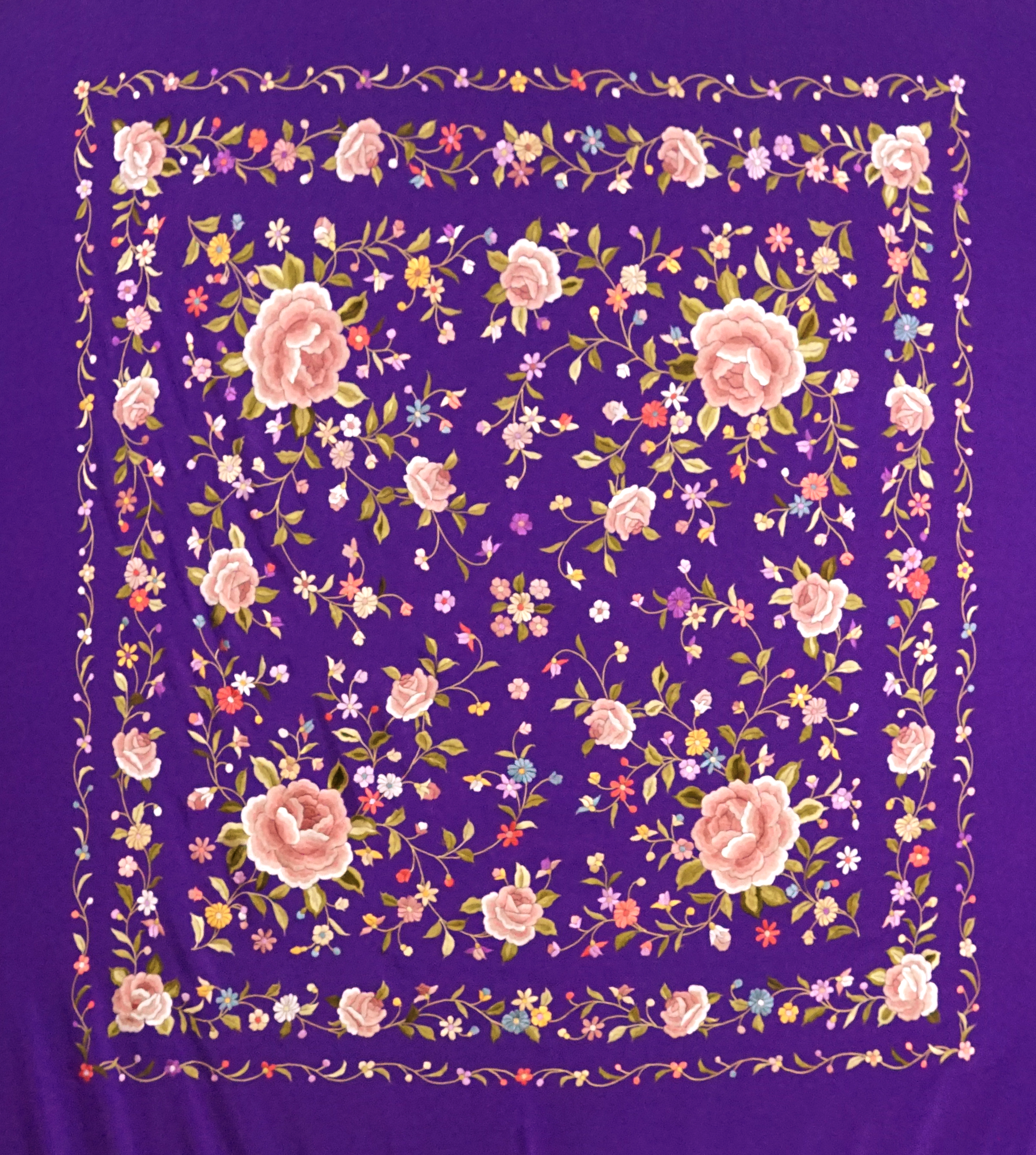 Mantón de seda natural bordado a mano. Fondo morado intenso multicolor.