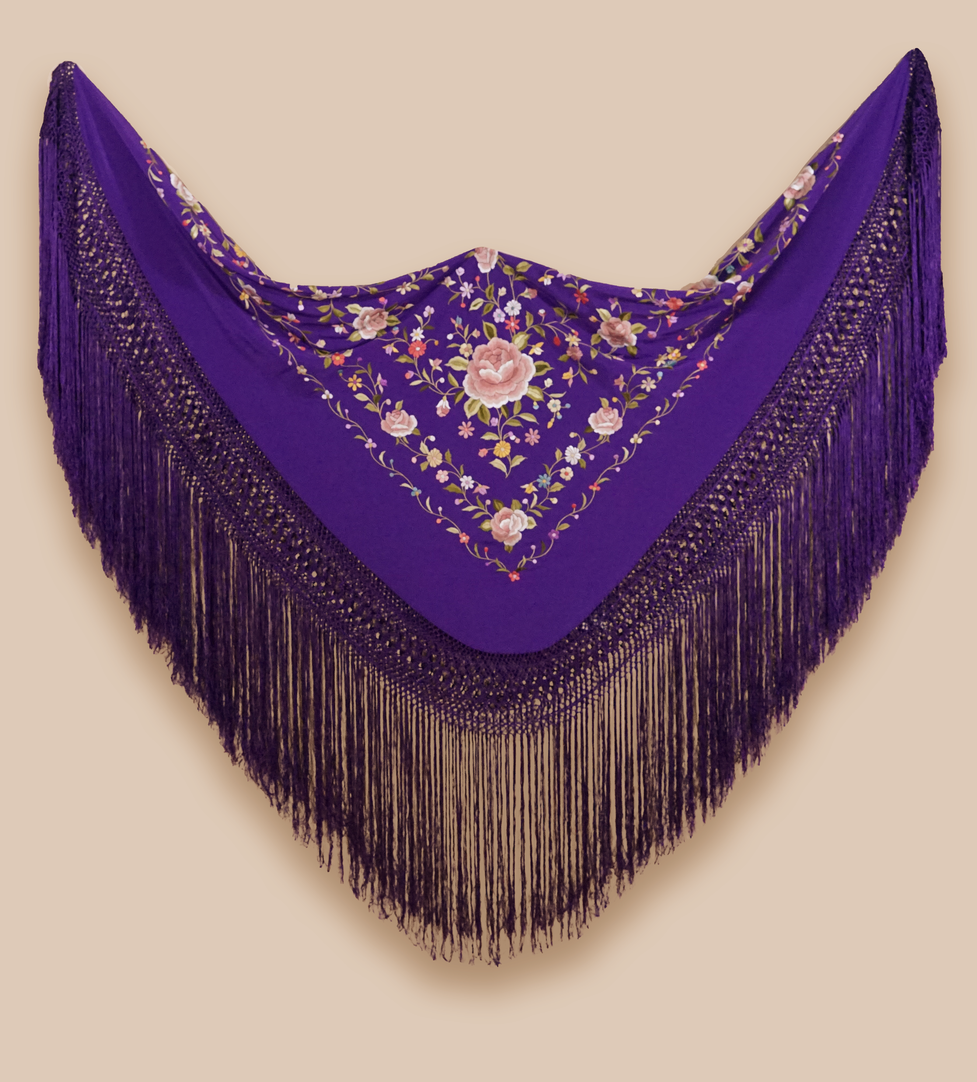 Mantón de seda natural bordado a mano. Fondo morado intenso multicolor.