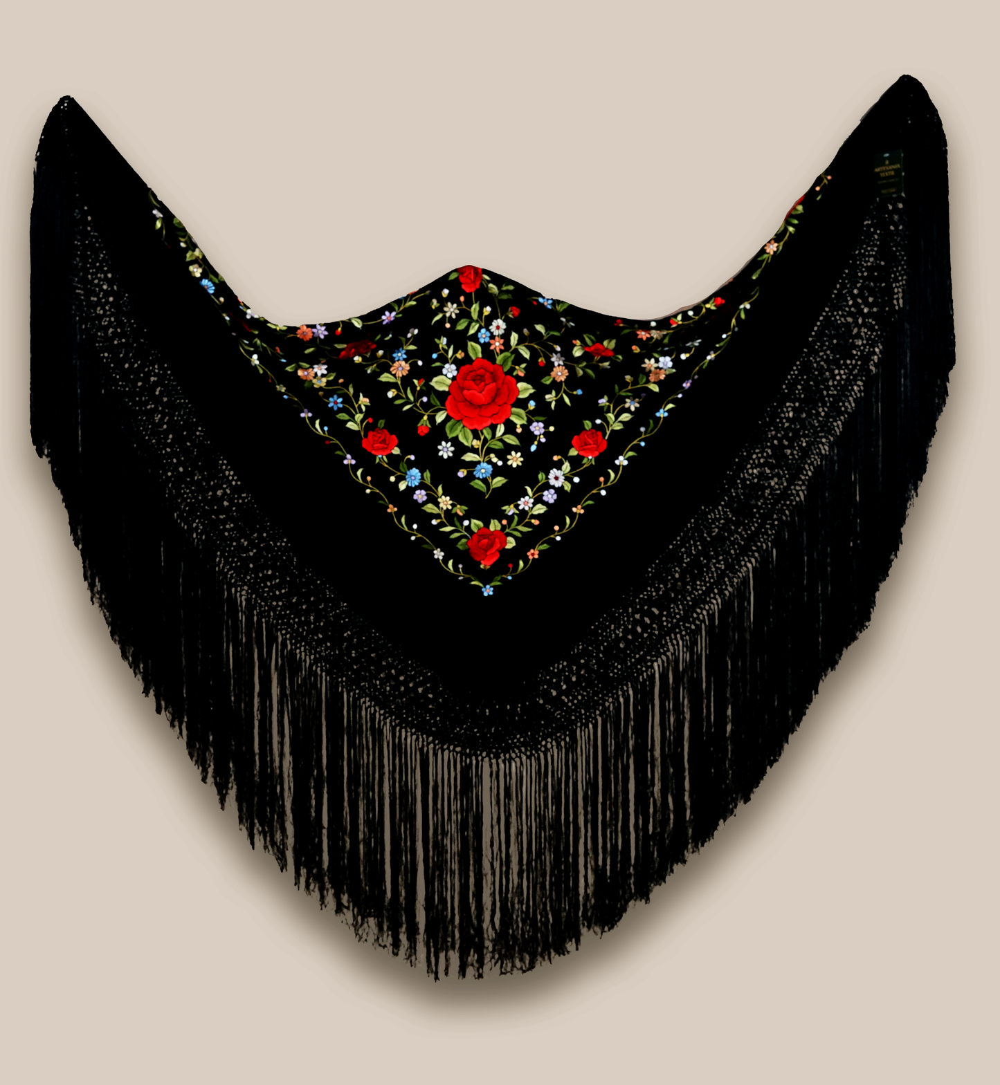 Mantón de seda natural bordado a mano. Fondo negro con bordado multicolor. Formato 135 × 135 cm. Un clásico con fuerza visual.