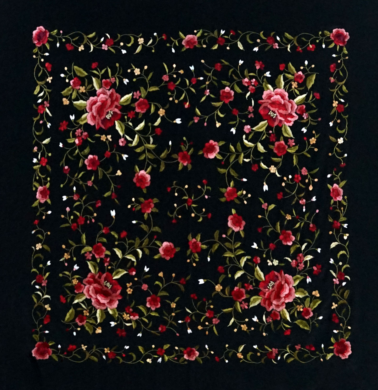 Mantón de seda natural bordado a mano. Diseño sobrio en fondo negro con bordado multicolor. Pieza de 135 × 135 cm con carácter artesanal.