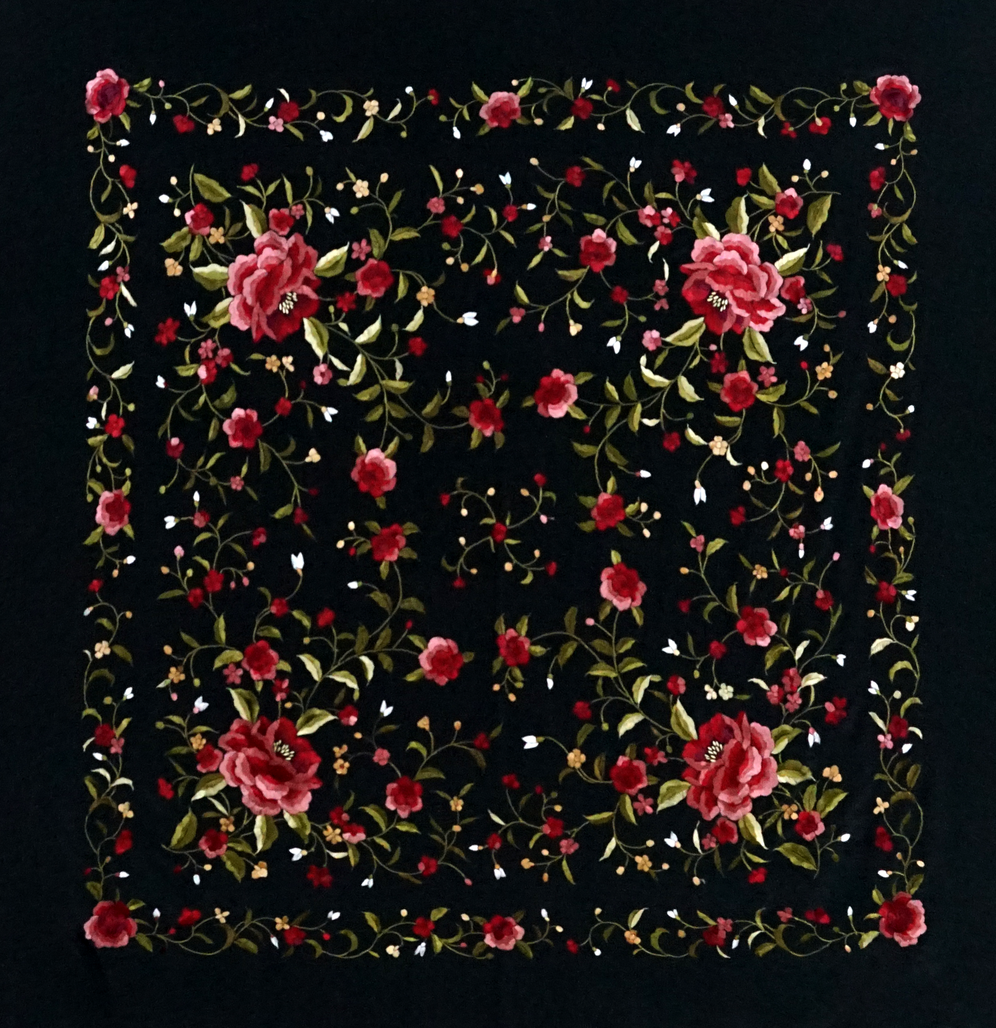 Mantón de seda natural bordado a mano. Diseño sobrio en fondo negro con bordado multicolor. Pieza de 135 × 135 cm con carácter artesanal.