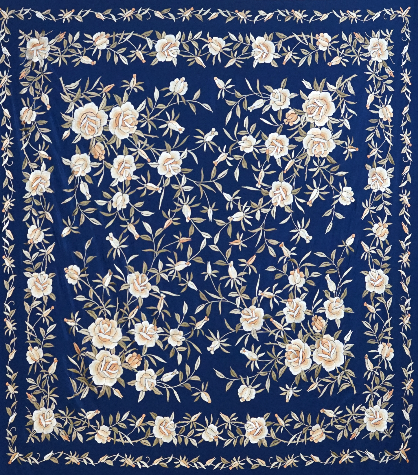 Mantón de seda natural bordado a mano. Diseño en azul marino con bordado multicolor. 135 × 135 cm de elegancia profunda.