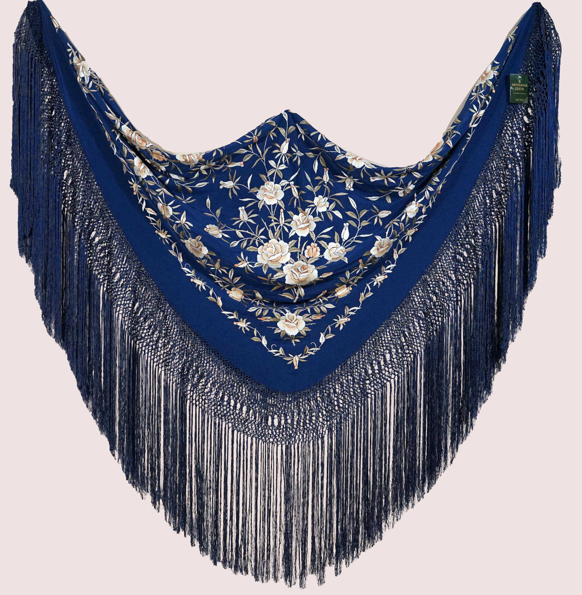 Mantón de seda natural bordado a mano. Diseño en azul marino con bordado multicolor. 135 × 135 cm de elegancia profunda.