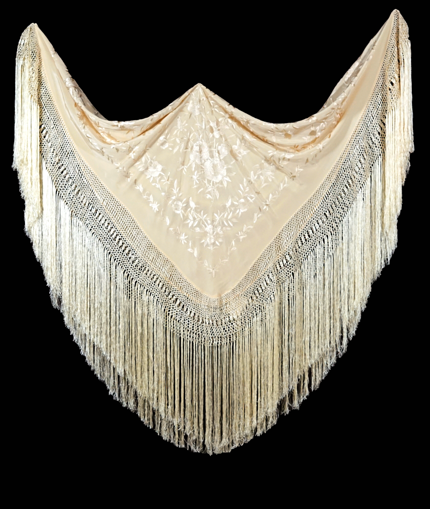 Mantón de seda natural bordado a mano. Pieza armoniosa en tono crema, bordado al tono. 135 × 135 cm. Elegancia sobria para ocasiones especiales.