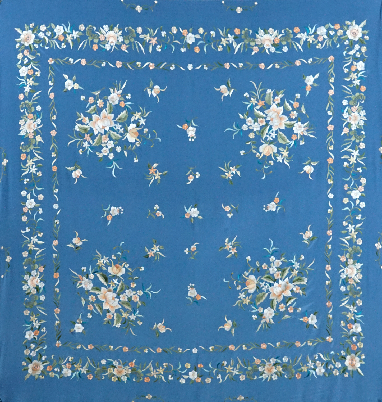 Mantón de seda natural bordado a mano. Pieza elegante en azul ducado con bordado multicolor. 135 × 135 cm para ocasiones distinguidas.